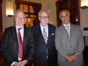 John Graell, presidente ejecutivo de Molymet y los profesores Arnoldo Hax y Nicolás Majluf.